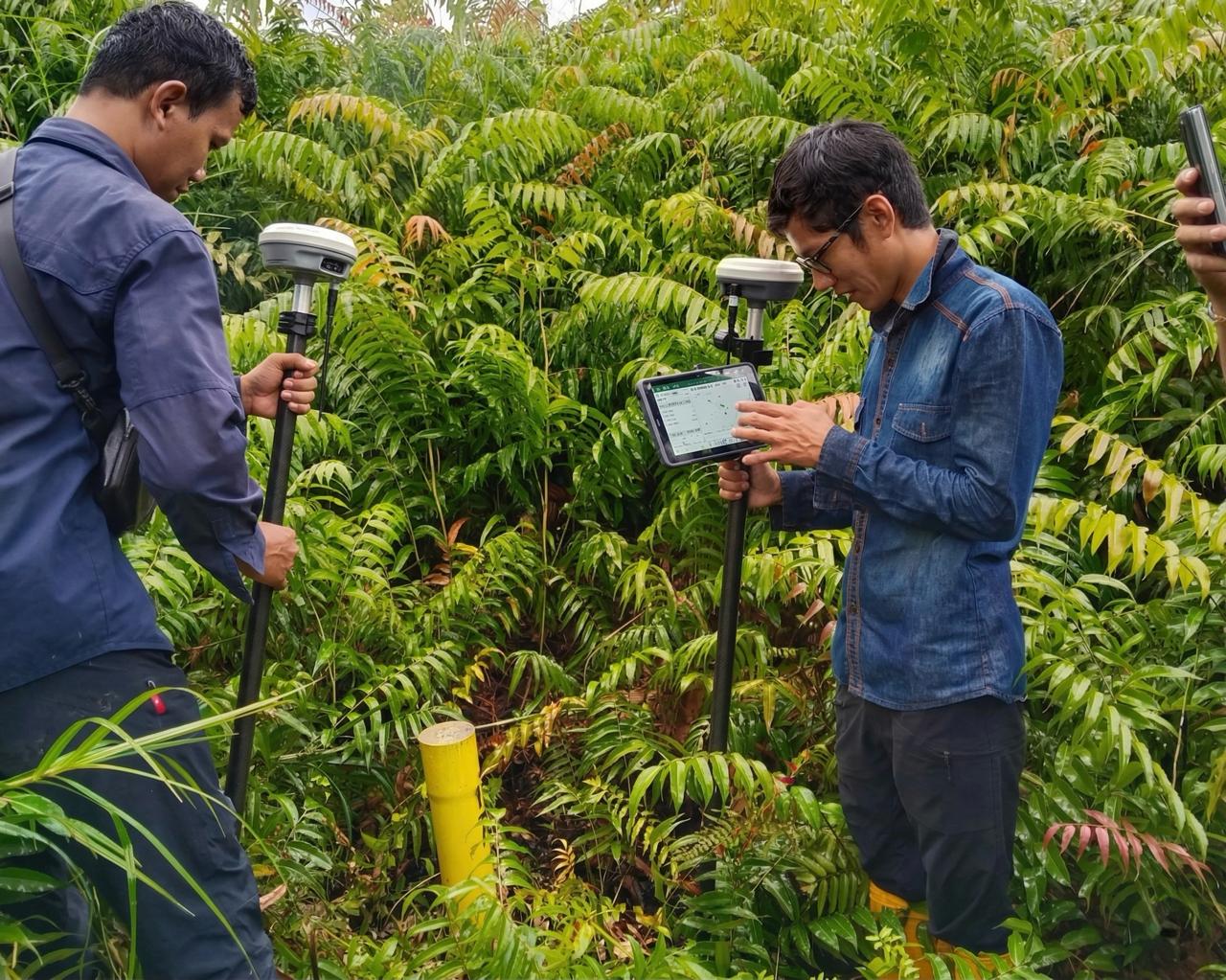 Tim PLN UIP KLT dan BPN Berau di lokasi tapak tower SUTT 150 kV Berau. Kegiatan pengukuran dan pemetaan ini merupakan upaya bersama dalam mengamankan legalitas infrastruktur ketenagalistrikan.